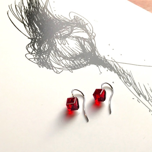 Swarovski elements cube earrings - Picture 5 of 12